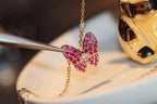 „Dream“-HALSKETTE AUS ROTGOLD MIT SCHMETTERLINGEN UND ROTEN DIAMANTEN