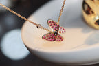 „Dream“-HALSKETTE AUS ROTGOLD MIT SCHMETTERLINGEN UND ROTEN DIAMANTEN