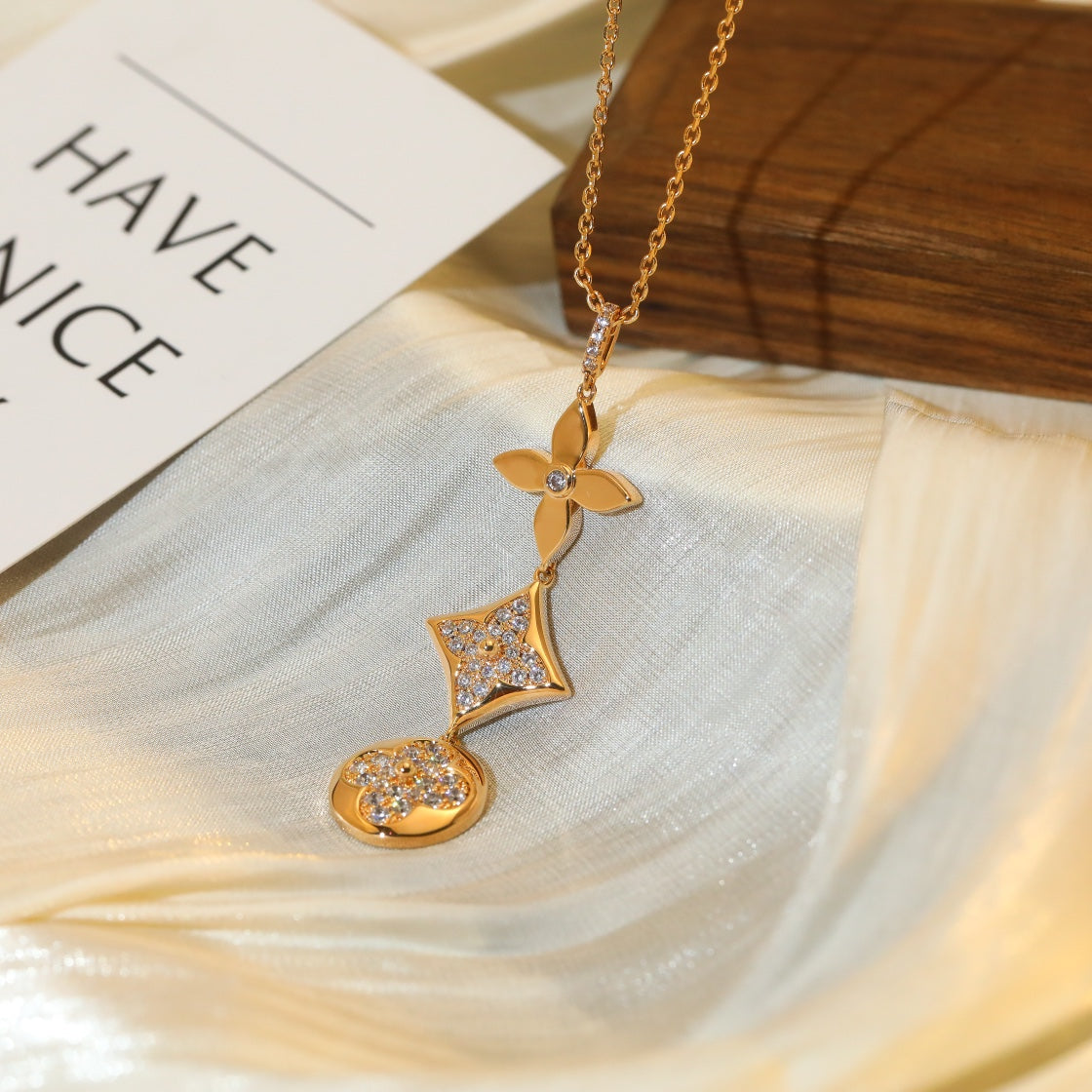 ¡®Dream¡¯STAR AND SUN DIAMOND PINK GOLD NECKLACE
