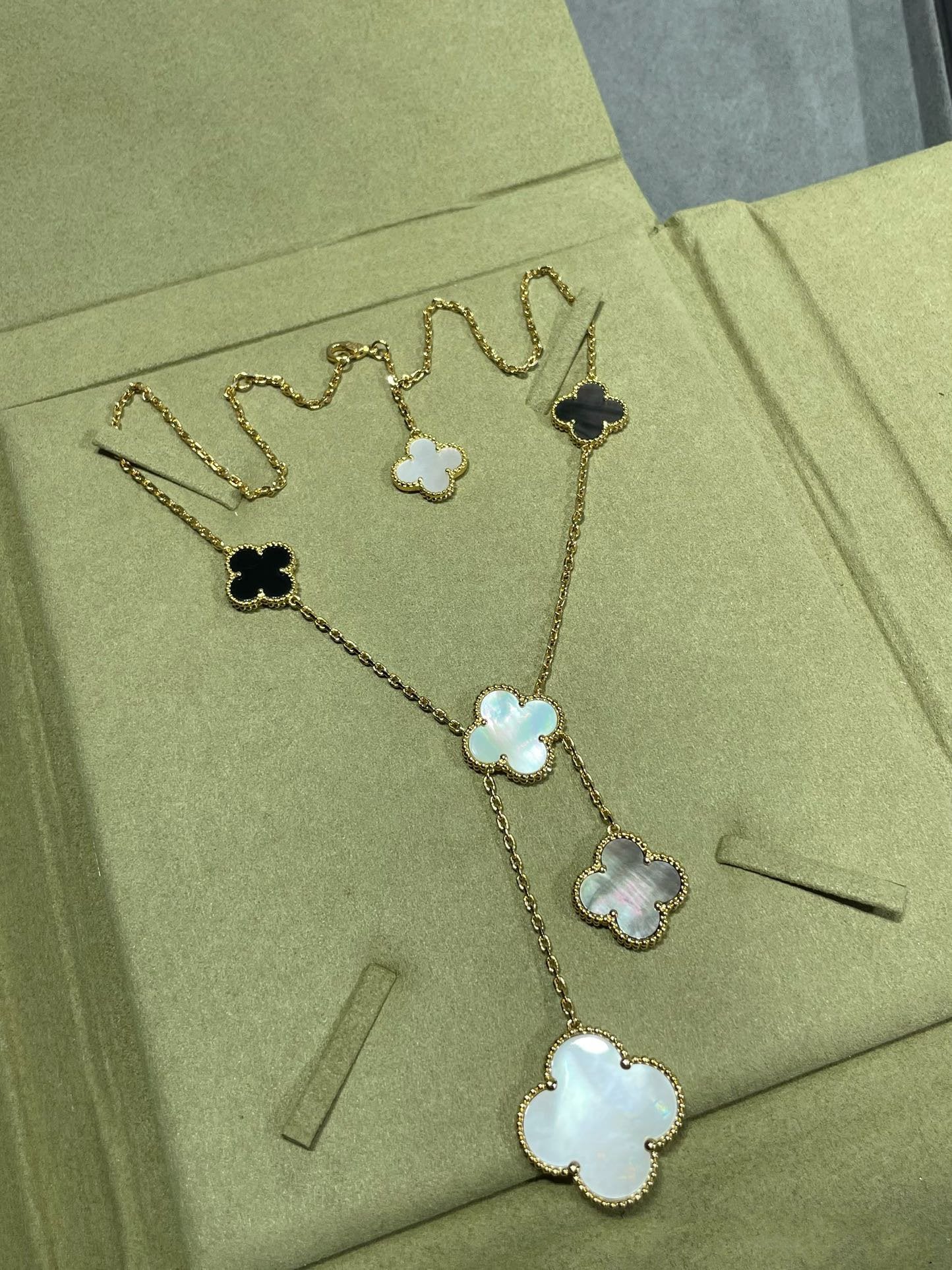 ¡®Dream¡¯CLOVER 6 MOTIF MOP ONYX GOLD NECKLACE