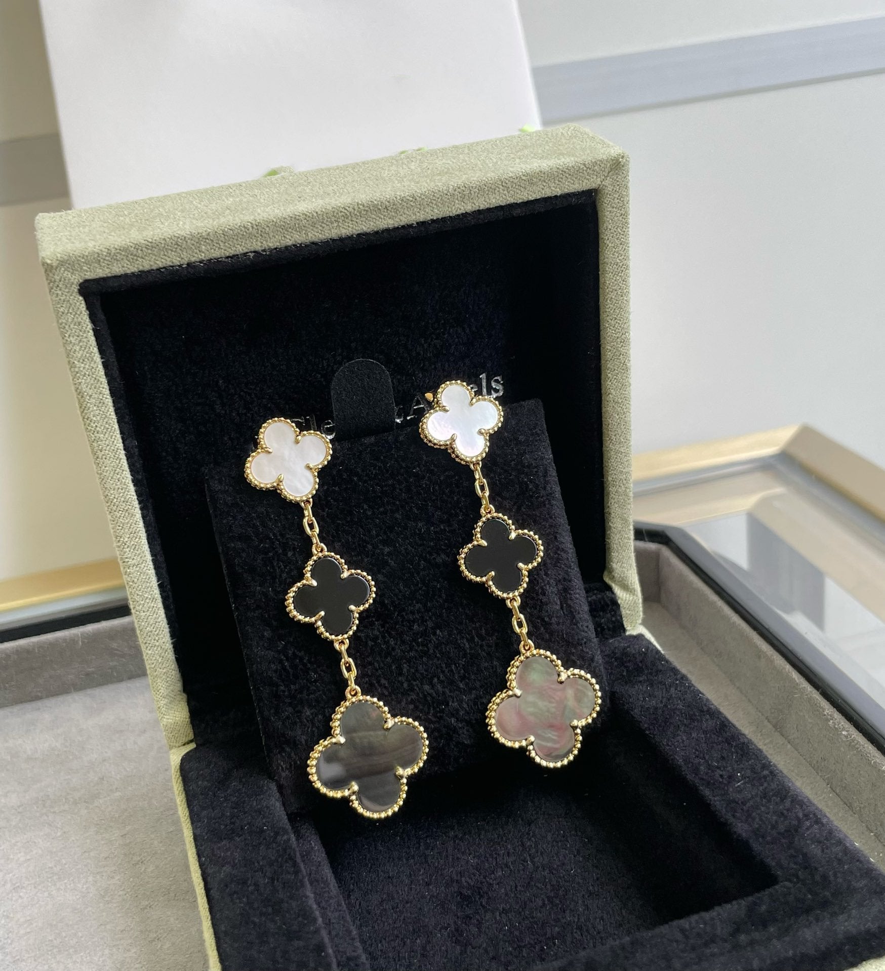 ¡®Dream¡¯CLOVER 3 MOTIF MOP ONYX DARK MOP PINK GOLD EARRINGS