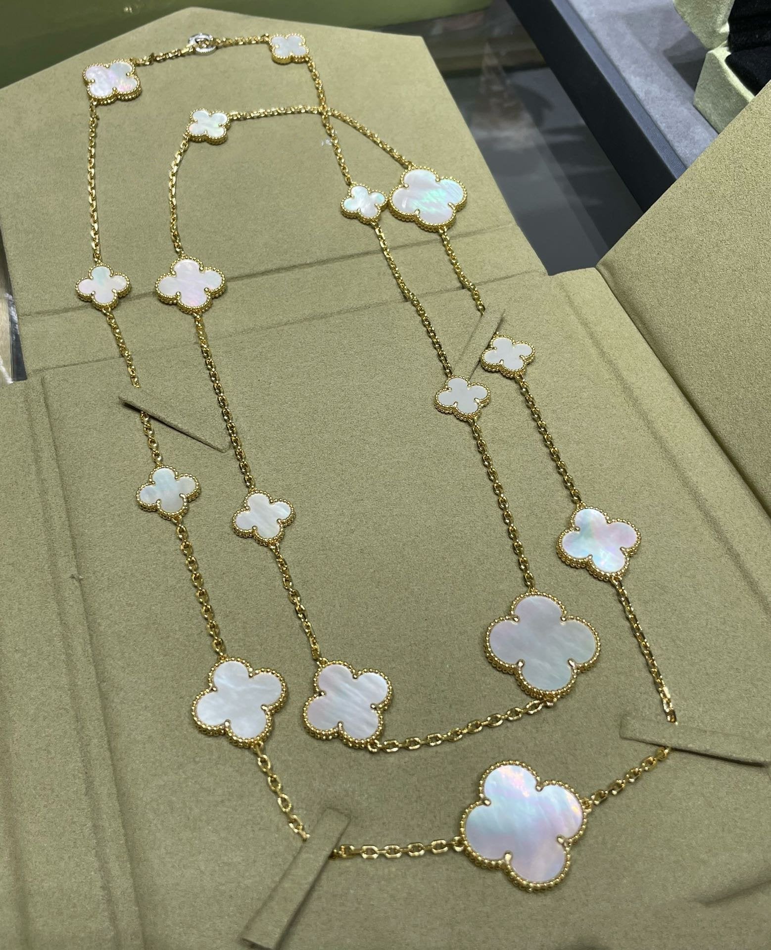 ¡®Dream¡¯CLOVER 16 MOTIF WHITE MOP GOLD NECKLACE