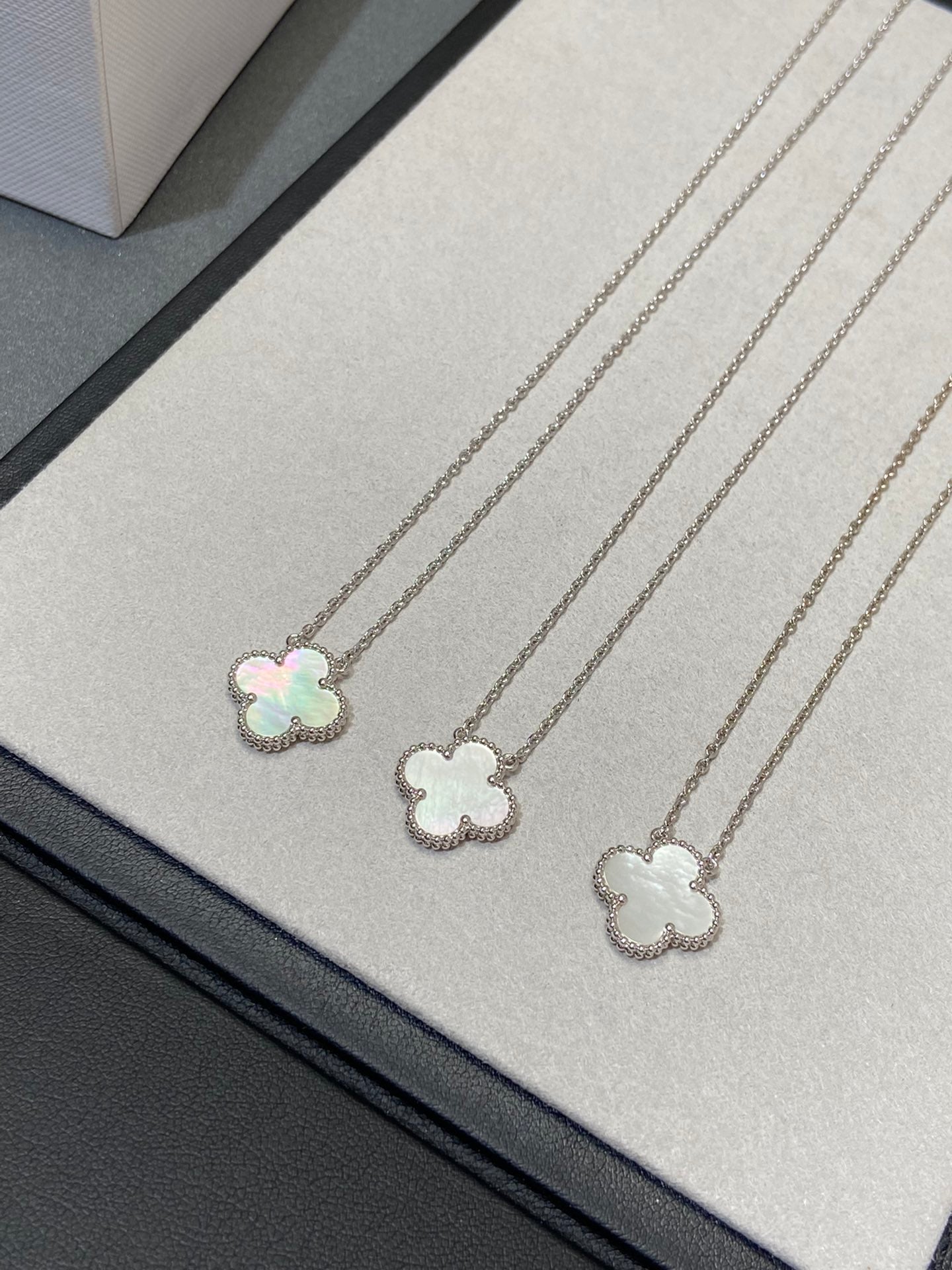¡®Dream¡¯CLOVER MEDIUM SILVER WHITE MOP NECKLACE
