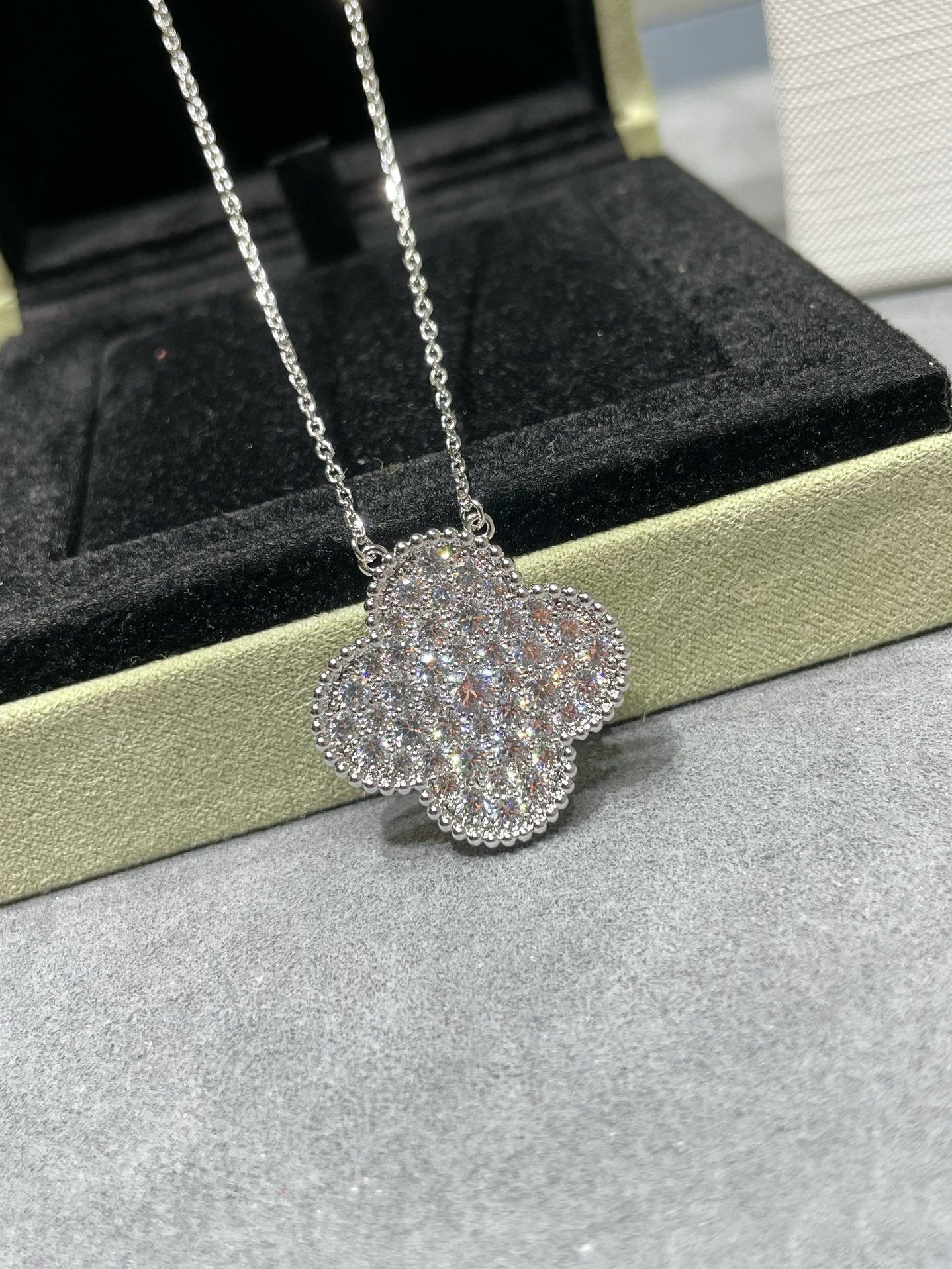 ¡®Dream¡¯CLOVER 25MM LARGE PENDANT DIAMOND PAVED SILVER NECKLACE