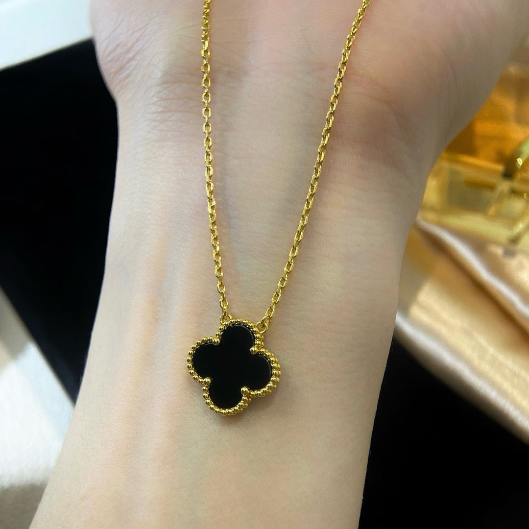 „Dream“CLOVER 15MM SCHWARZ ONYX EINZELBLUMEN-HALSKEHE