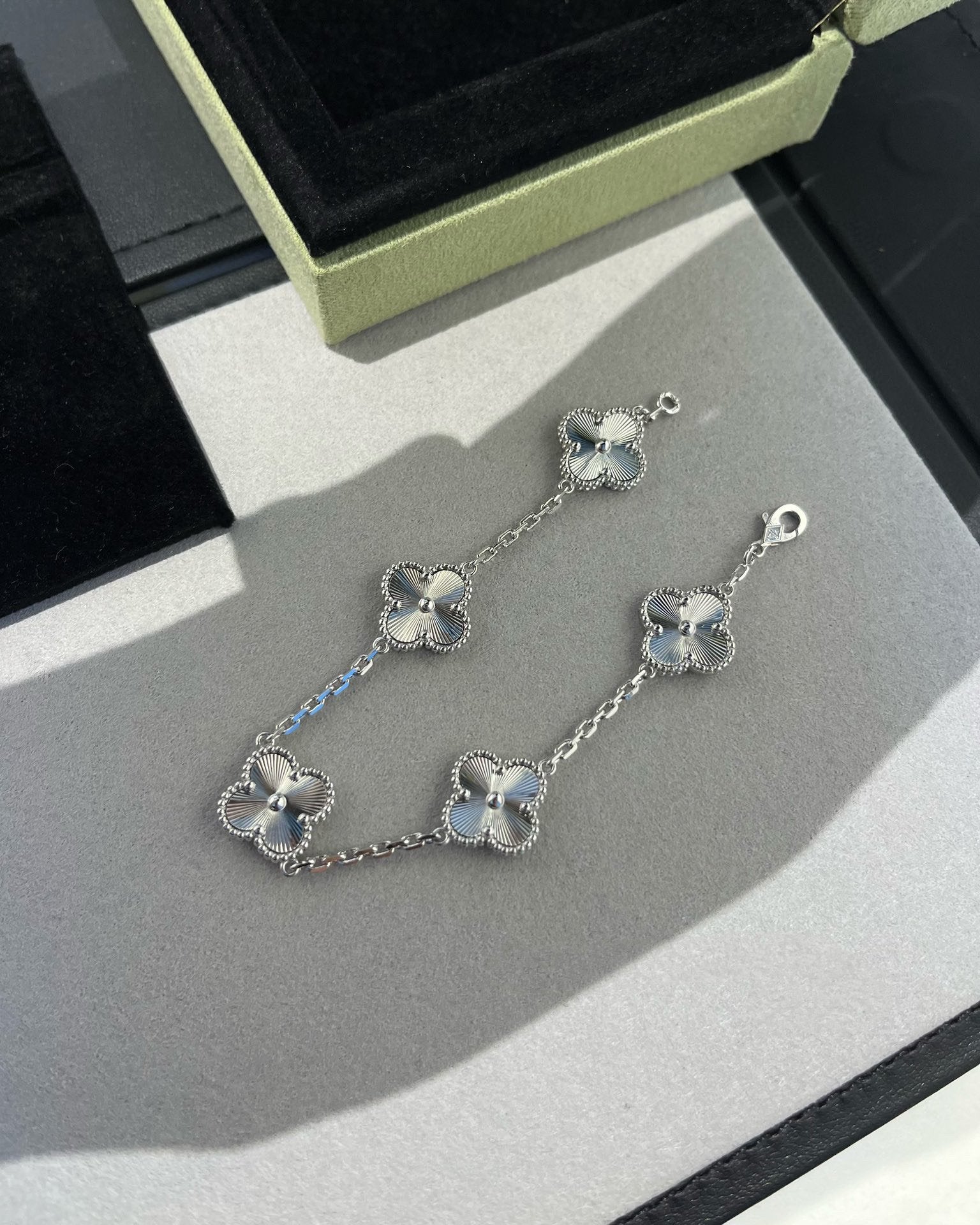 [Dream]New  CLOVER 5 MOTIF LASER BRACELET COLLECTION